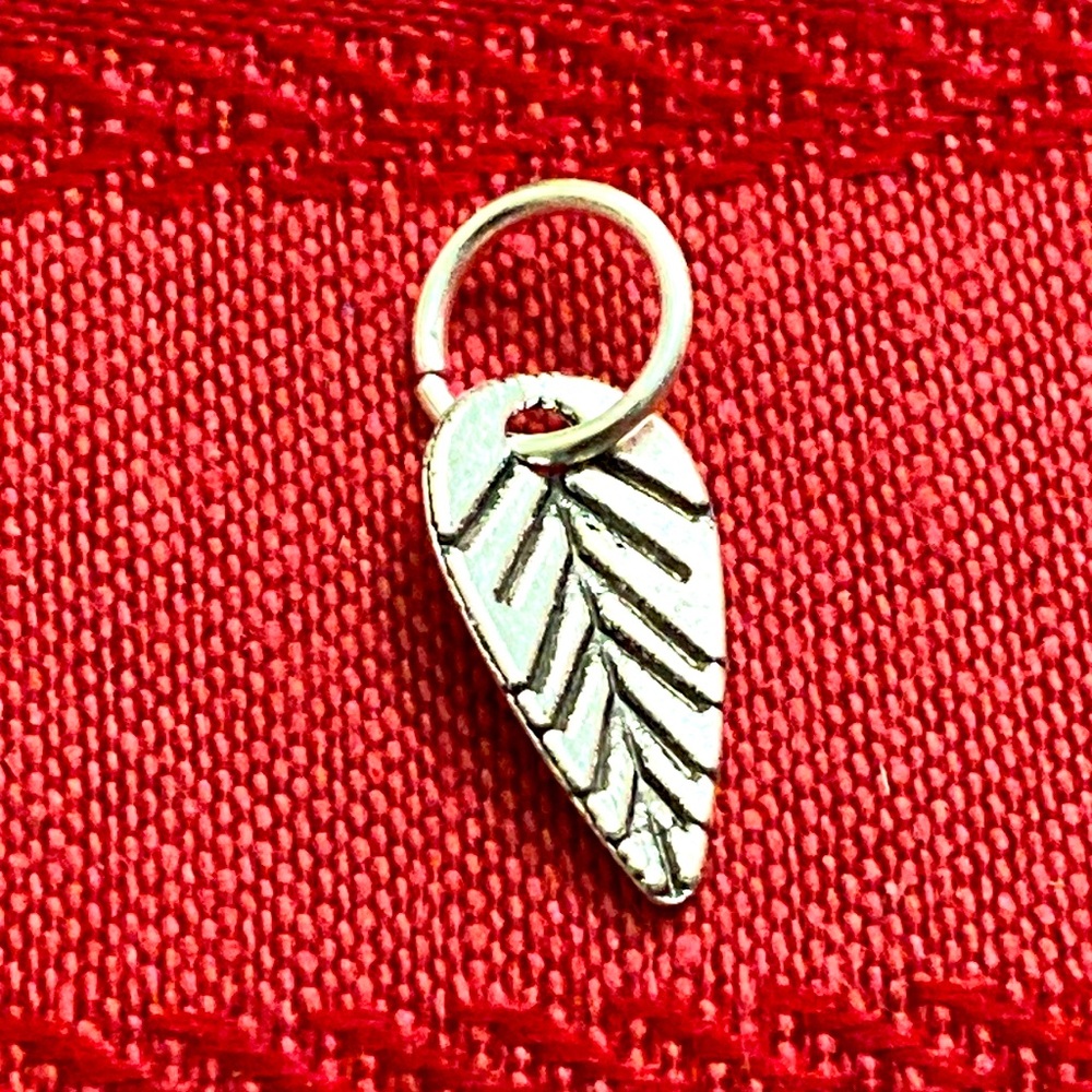 5/$10❤️❤️❤️NEW TIBETAN SILVER LEAF CHARM PENDANT